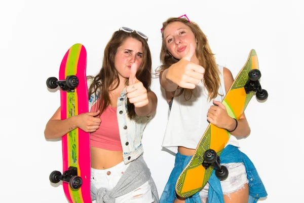 Two friends with their skateboards with thumbs up — Stock Photo, Image