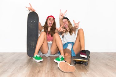 Arkadaş grubu boynuz jest yapmak onların kaykaylar