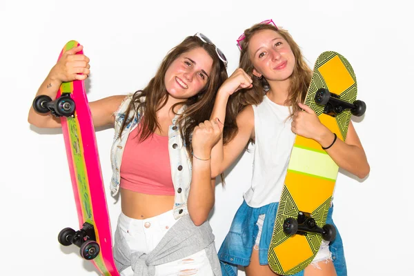 Sorte dois amigos com seus skates — Fotografia de Stock