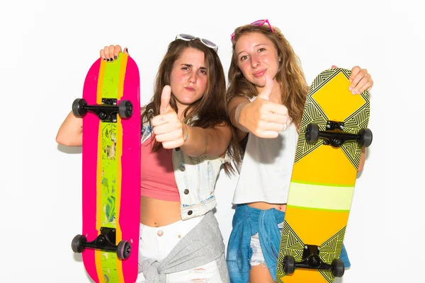 Два друга со скейтбордами с поднятыми большими пальцами — стоковое фото