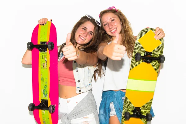 Dva přátelé se skateboardem s palec nahoru — Stock fotografie