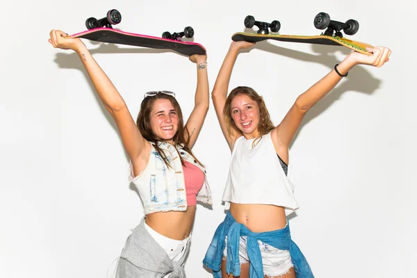 Amigos felizes com seus skates — Fotografia de Stock