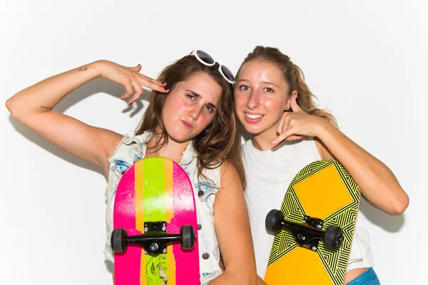 Vänner med sina skateboards gör telefonen gest — Stockfoto