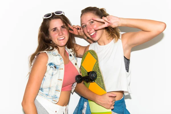 Friends with their skateboards — Stock Photo, Image