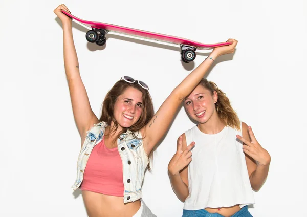Друзья со скейтбордами — стоковое фото