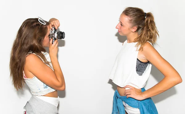 Chicas tomando una foto —  Fotos de Stock