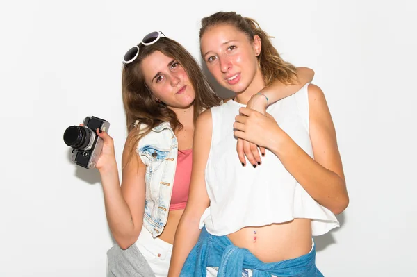 Meninas segurando uma câmera — Fotografia de Stock