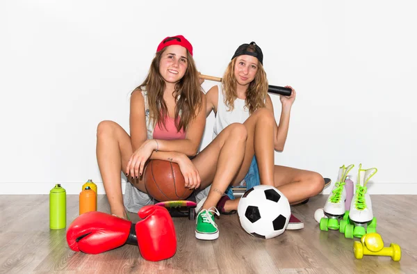 Meninas com vários itens esportivos — Fotografia de Stock