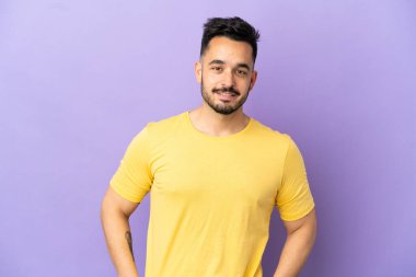 Morarmış arka planda izole olmuş genç beyaz adam gülüyor.