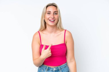 Beyaz arka planda yüzü sürpriz bir ifadeyle izole edilmiş beyaz bir kadın.