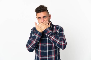 Beyaz arka planda izole edilmiş beyaz bir adam elleriyle ağzını kapatıyor.