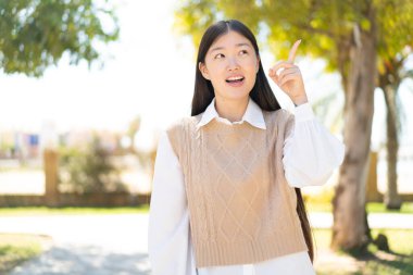 Dışarıdaki güzel Çinli kadın parmağını kaldırarak çözümü anlamaya çalışıyor.