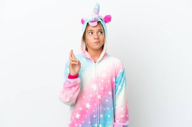 Tek boynuzlu at pijamalı küçük kız beyaz arka planda izole edilmiş ve şans diliyor.