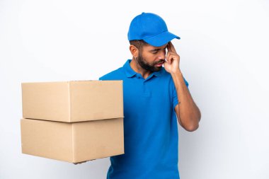 Beyaz arka planda başı ağrıyan Brezilyalı bir teslimatçı.