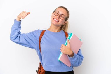 Beyaz arka planda izole genç beyaz kadın güçlü bir jest yapıyor.