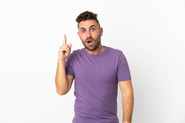 Beyaz arka planda izole edilmiş beyaz bir adam parmak kaldırarak çözümü anlamaya çalışıyor.