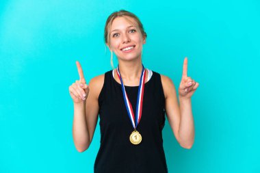 Mavi arka planda madalyalı beyaz bir kadın harika bir fikre işaret ediyor.