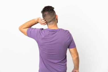 Beyaz arka planda beyaz bir adam izole edilmiş ve düşünüyor.