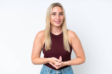 Beyaz arka planda izole edilmiş genç beyaz kadın gülüyor.