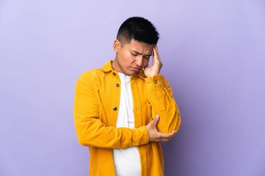 Genç Ekvadorlu adam mor arka planda başağrısı ile izole edilmiş.