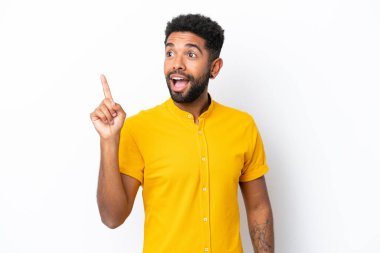 Beyaz arka planda izole edilmiş genç Brezilyalı bir adam parmak kaldırarak çözümü anlamaya çalışıyor.