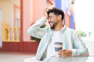 Dışarıda kahvesini yudumlayan yakışıklı bir Arap bir şeyin farkına vardı ve çözüme niyetlendi.