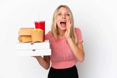 Mavi arka planda yağlı yiyecekler taşıyan beyaz bir kadın ağzı açık bağırıyor.
