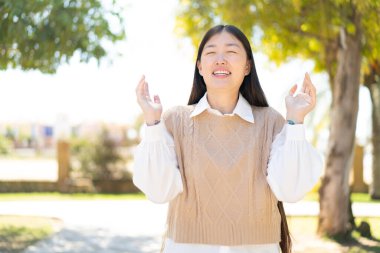 Dışarıdaki güzel Çinli kadın çok gülümsüyor.