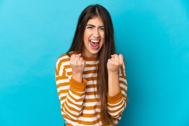 Mavi arka planda izole edilmiş genç beyaz kadın kötü bir durum yüzünden hayal kırıklığına uğradı.