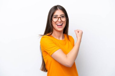 Beyaz arka planda izole edilmiş beyaz bir kadın zaferi kutluyor.