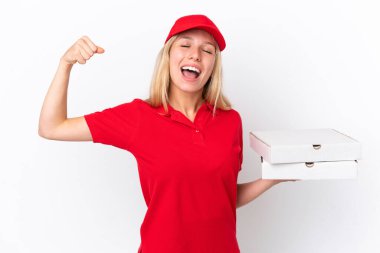 Beyaz arka planda pizza taşıyan teslimatçı kadın güçlü bir jest yapıyor.