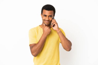 İzole edilmiş beyaz arka plan üzerinde cep telefonu kullanan Afro-Amerikalı yakışıklı bir adam.