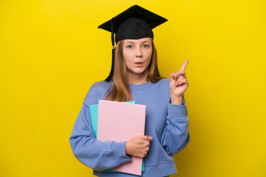 Sarı arka planda izole edilmiş genç Rus kadın parmağını kaldırarak çözümü bulmaya çalışıyordu.