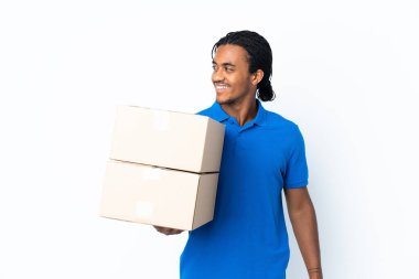 Beyaz arka planda izole edilmiş örgülü Afro-Amerikan bir adam. Yan tarafa bakıyor ve gülümsüyor.