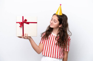Sevimli küçük kız beyaz arka planda doğum günü hediyesi tutuyor.