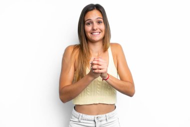 Beyaz arka planda izole edilmiş genç beyaz kadın gülüyor.