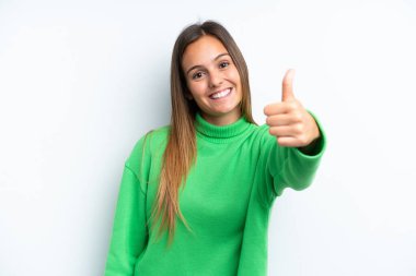 Beyaz arka planda izole edilmiş beyaz bir kadın. Başparmakları havada. Çünkü iyi bir şey oldu.