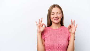 Zen pozunda beyaz arka planda izole edilmiş genç Rus kadın.