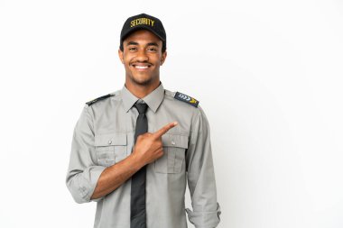 Afro-Amerikan güvenlik önlemi beyaz arka plan üzerinde bir ürün sunmak için kenarı işaret ediyor