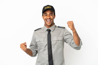 Afro-Amerikan güvenliği, izole edilmiş beyaz arka plan üzerinde zaferi kutluyor