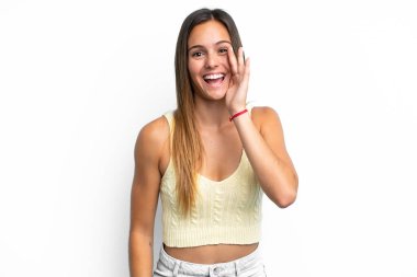 Beyaz arka planda izole edilmiş genç beyaz kadın ağzı açık bağırıyor.