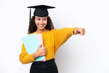 Arap üniversitesi mezunu, elinde beyaz arka planda kitap tutan bir kadın, iyi niyet gösterisi yapıyor.