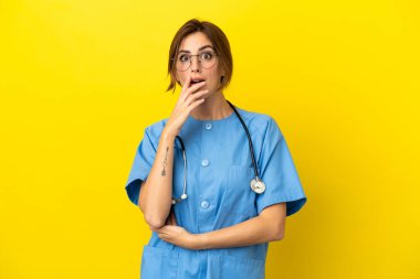 Doktor kadın, sarı arka planda izole edilmiş.