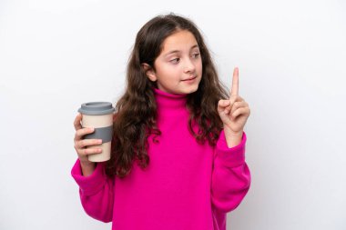 Beyaz arka planda izole edilmiş kahve tutan küçük beyaz kız çözümü fark etmek için parmağını kaldırıyor.