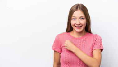 Beyaz arka planda izole edilmiş genç Rus kadın zaferi kutluyor.