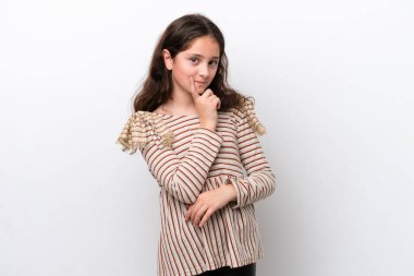 Küçük kız beyaz arka planda izole edilmiş ve düşünüyor