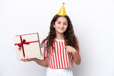 Sevimli küçük kız beyaz arka planda doğum günü hediyesi tutuyor.