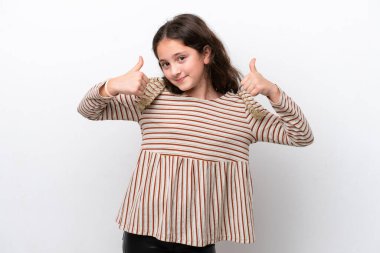 Beyaz arka planda izole edilmiş küçük bir kız baş parmak işareti yapıyor.