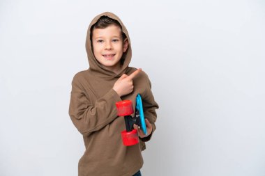 Beyaz arka planda izole edilmiş, paten kayan beyaz bir çocuk.