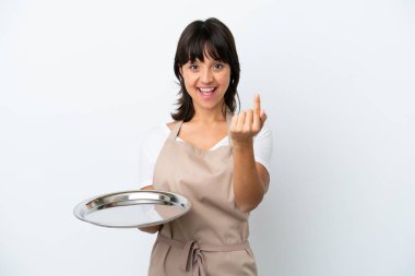 Tepsisi beyaz arka planda olan genç garson geliyor.